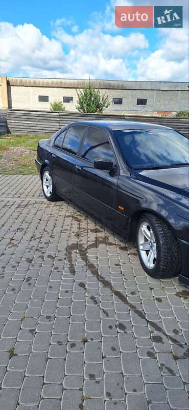 Седан BMW 5 Series 2001 в Березному