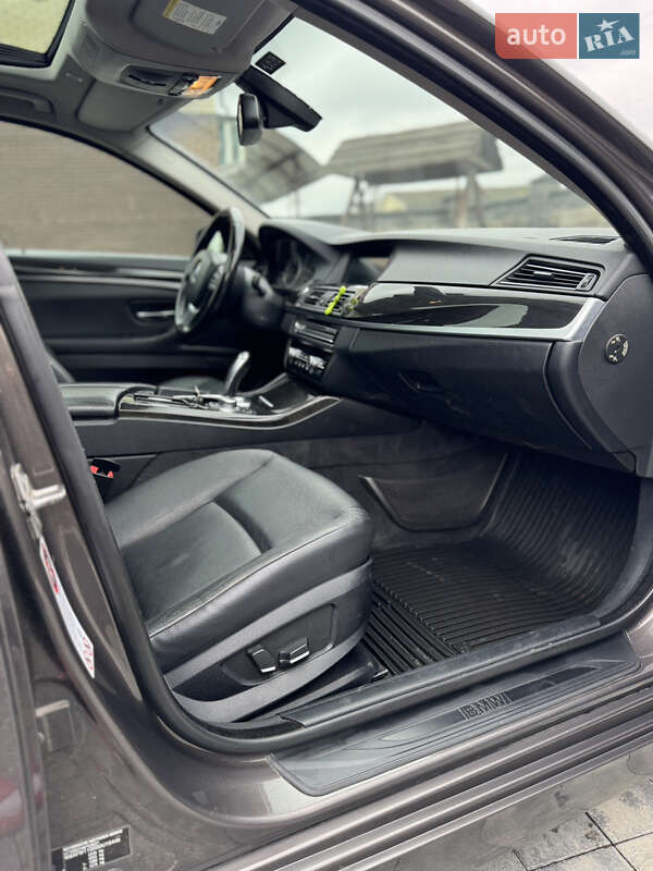 Седан BMW 5 Series 2011 в Вараше фото 24 Седан BMW 5 Series 2011 в Вараше