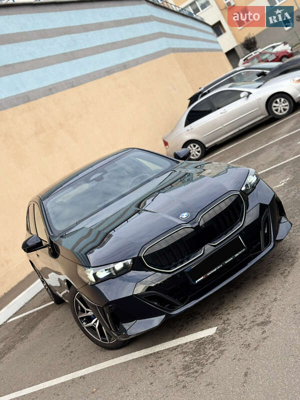 Седан BMW 5 Series 2023 в Киеве