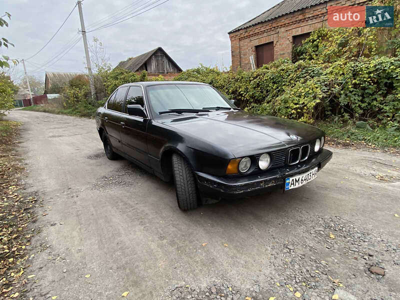 Седан BMW 5 Series 1990 в Ромнах