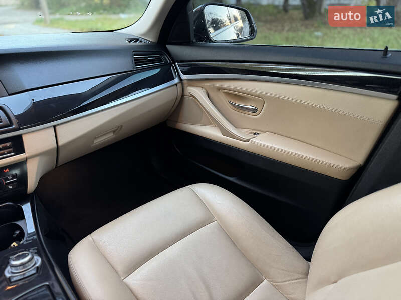 Седан BMW 5 Series 2016 в Новояворівську