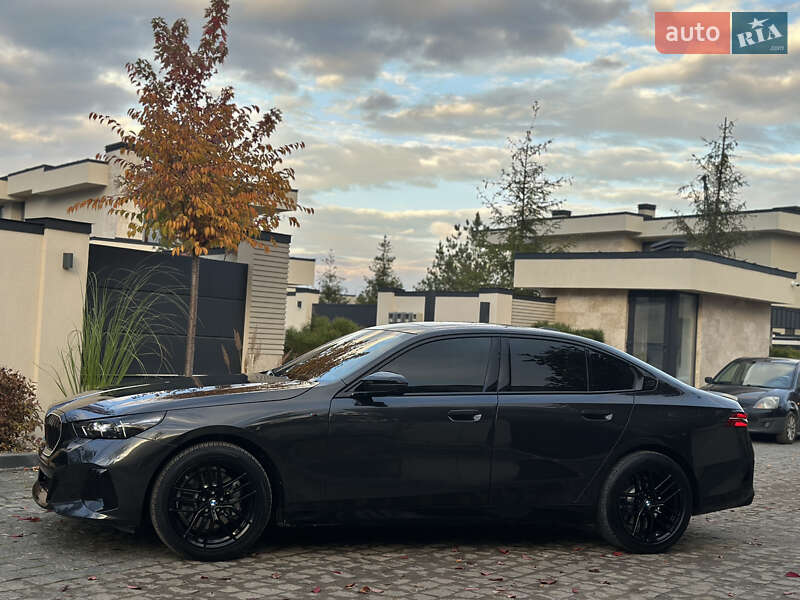 Седан BMW 5 Series 2024 в Львові