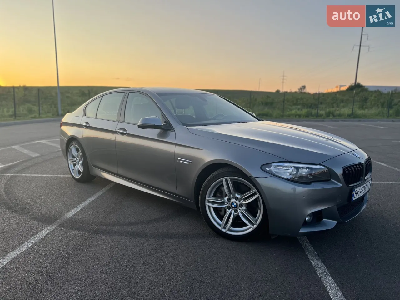 До продажу пропоную BMW F10 в хорошій комплектації, з невеликим пробігом  по Україні. 
Авто було куплене а США з незначними по  пошкодженнями по передній частині. Замінено бампер, капот  та оптику. 
Майже сама повна комплектація: оригінальний м-пакет, підігрів руля, підігрів заднього ряду, проекція на скло, чорна стеля, сервопривід багажника. 
Авто повністю обслужена 1 тис. км назад. замінено мастило, антифриз і всі фільтра. 
Стоїть зимова гума. Є додатковий комплект літньої резини. 
Готовий до перевірки на будь якому СТО. 
Авто реально в стані близькому до ідеалу, з невеликим пробігом, буде служити і радувати ще багато років нового власника. 
Можлива доставка авто по Україні. 