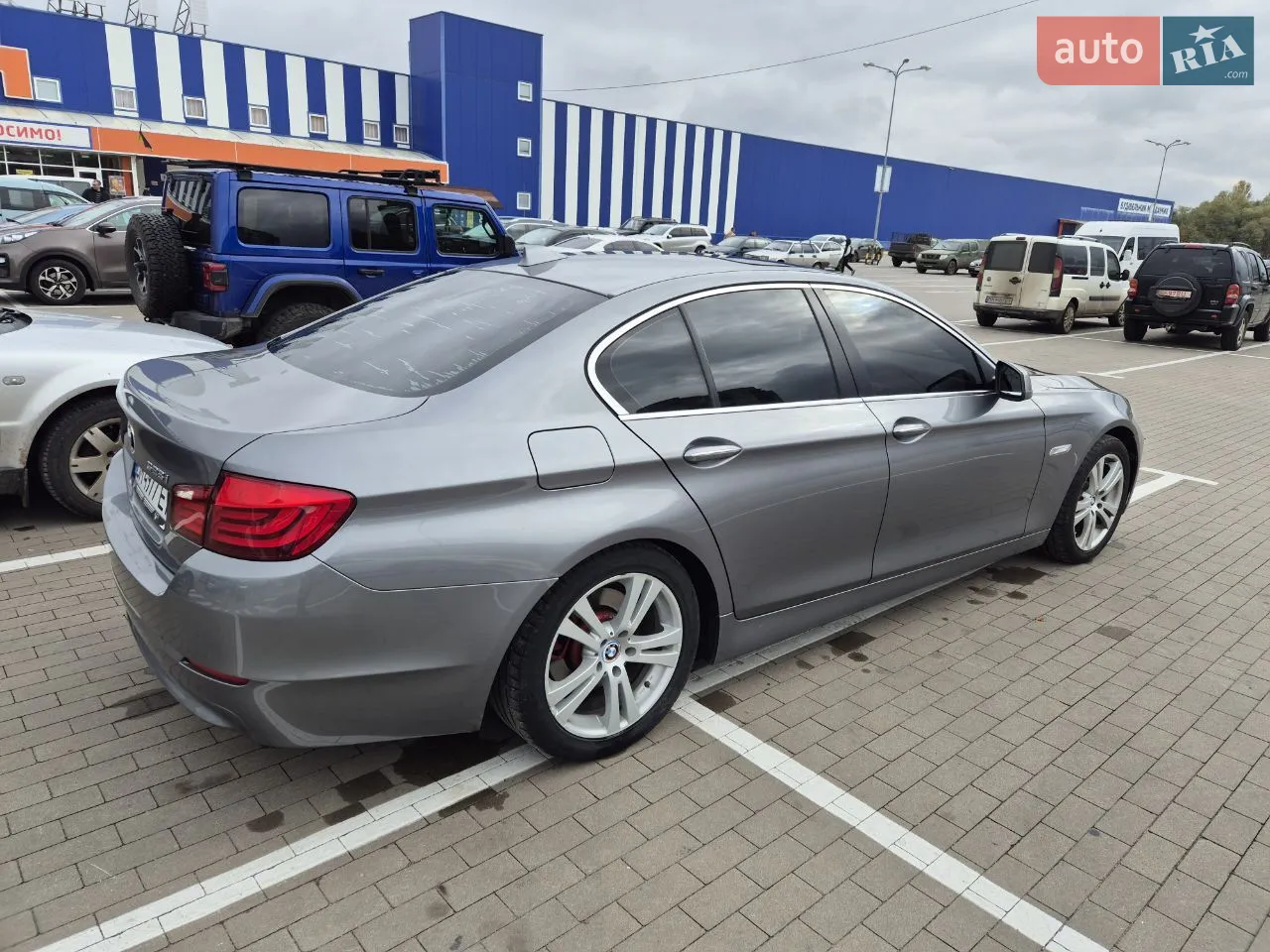 Продам бмв 528 f10,головне рідний пробіг,найекономніший і досить швидкий варіант 245 коней 6,3сек до сотні,розхід 7-11л,задній привід,привезена з Америки поміняний тільки бампер,капот все інше було ціле,цеп грм поміняний 15тищ км назад,поміняна електро помпа,електромагнітний клапан турбіни,модуль живлення двигуна,рідини,колодки,масло поміняно на 190 тис,фільтра,новий АКБ.По комплектації:клімат,люк,складання дзеркал,підсвітка ручок,память сидінь,підігрів сидінь,авто світло,авто дощ,ксенон ,старт стоп ,аукс,юсб,блютуз,круїз і тд..Стан сів поїхав без вкладень.Страховка на рік в подарунок,я власник перша продажа. Торг присутній, На обмін 15к