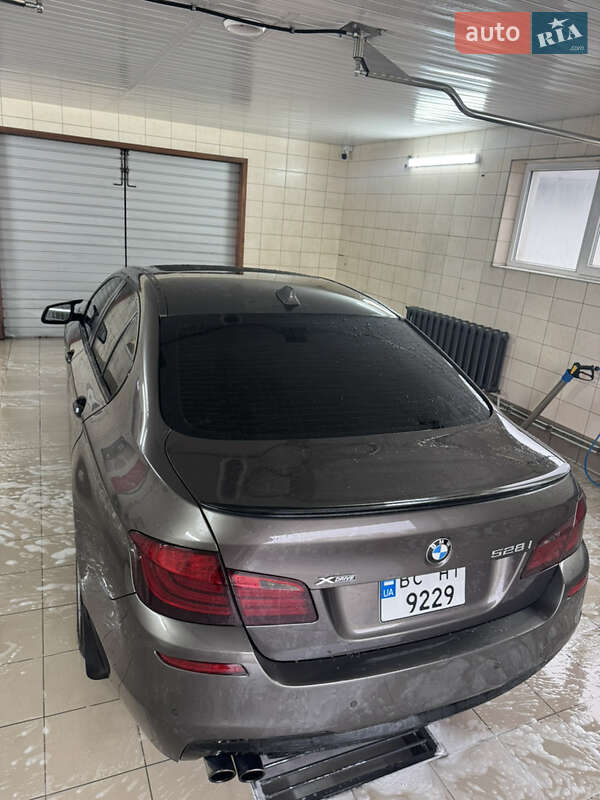 Седан BMW 5 Series 2012 в Жовкве
