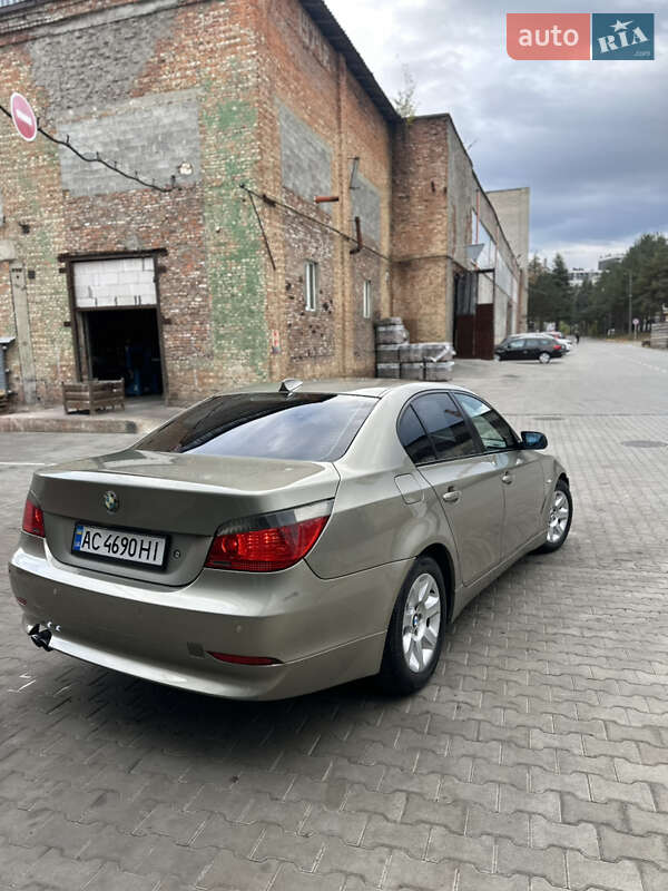 Седан BMW 5 Series 2004 в Львові