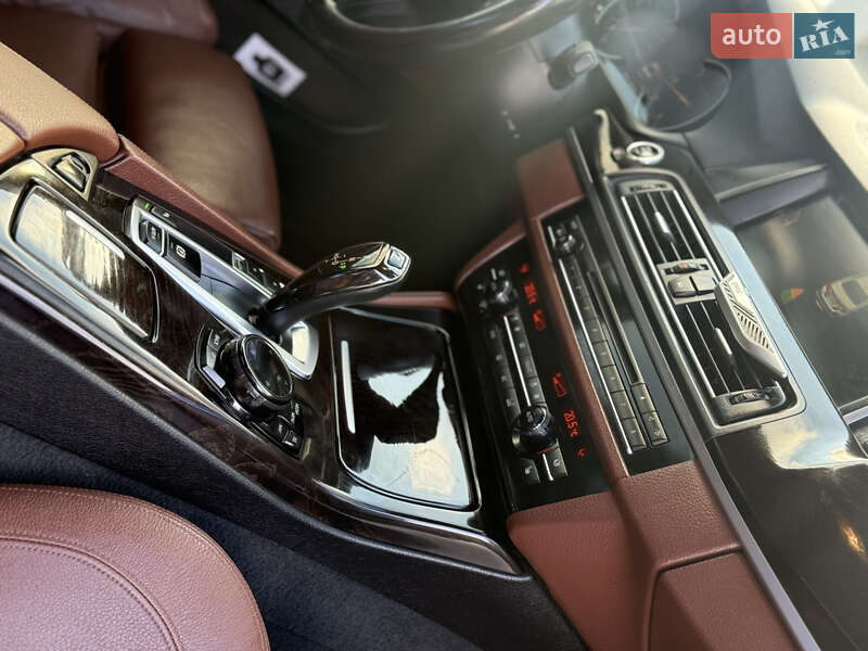 Седан BMW 5 Series 2012 в Березане