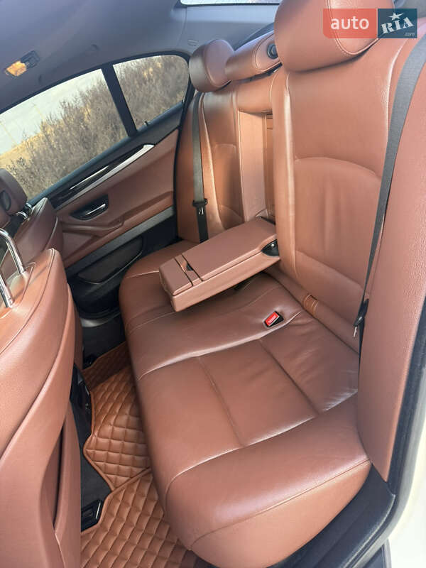 Седан BMW 5 Series 2012 в Березане