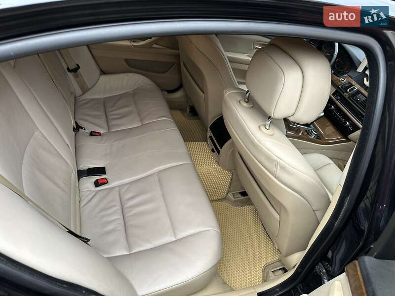 Седан BMW 5 Series 2011 в Дубовому