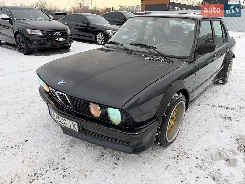 Седан BMW 5 Series 1982 в Киеве