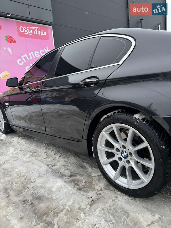 Седан BMW 5 Series 2011 в Хотине