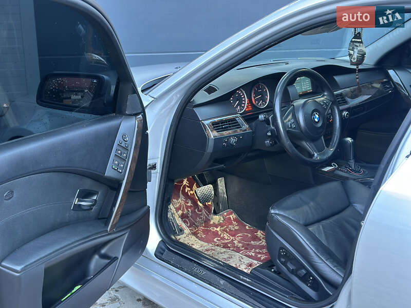 Седан BMW 5 Series 2004 в Сарнах