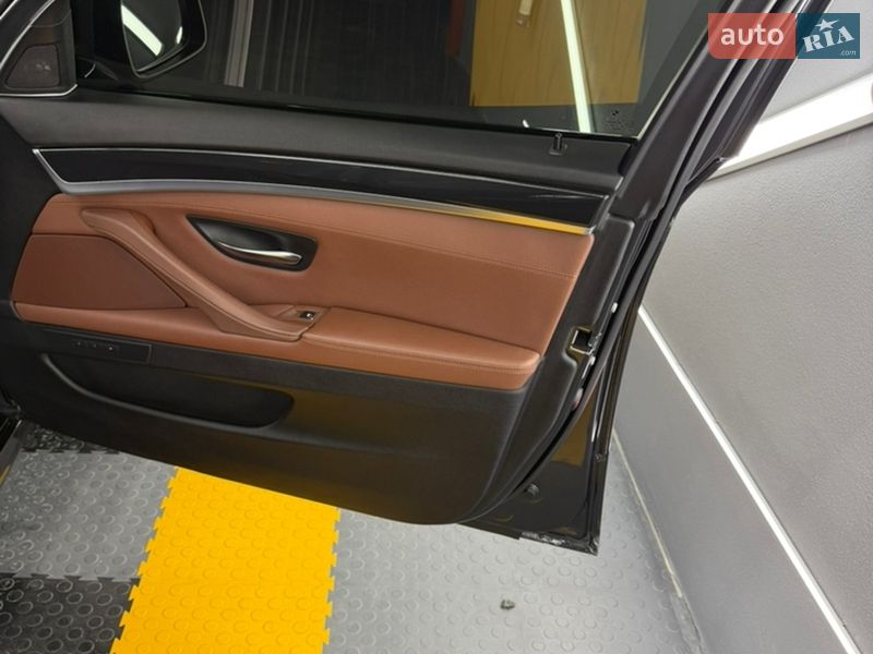 Седан BMW 5 Series 2012 в Чернівцях