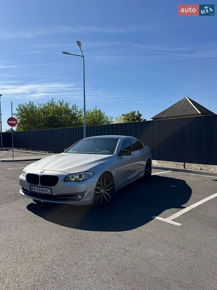 BMW 5 Series 2011 photo 2