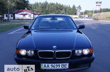 Седан BMW 7 Series 2000 в Березане