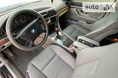 Седан BMW 7 Series 2000 в Чернівцях