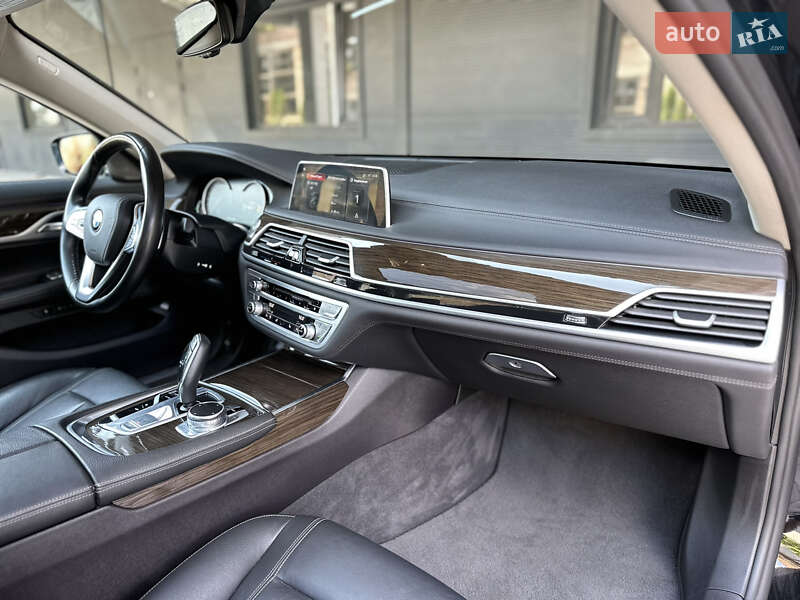 Седан BMW 7 Series 2018 в Львове