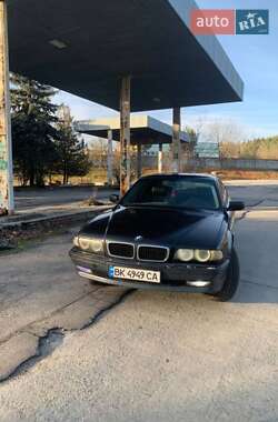 Седан BMW 7 Series 2001 в Вараші