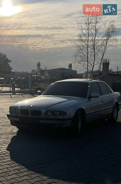 Седан BMW 7 Series 2001 в Щирце