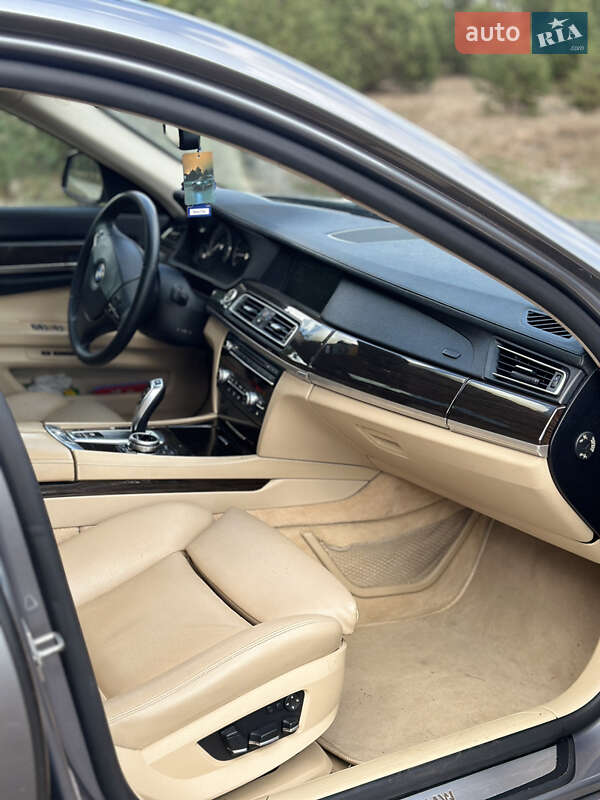 Седан BMW 7 Series 2010 в Вараші