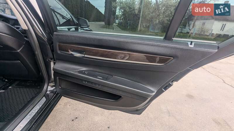 Седан BMW 7 Series 2010 в Ровно