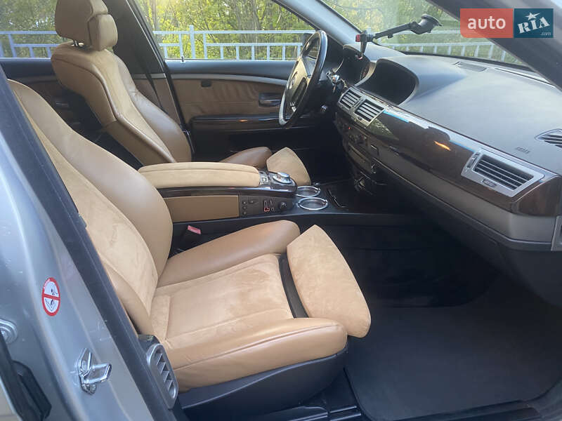 Седан BMW 7 Series 2002 в Корце