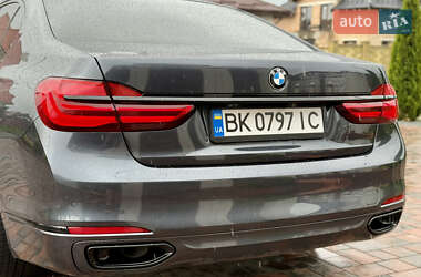 Седан BMW 7 Series 2015 в 