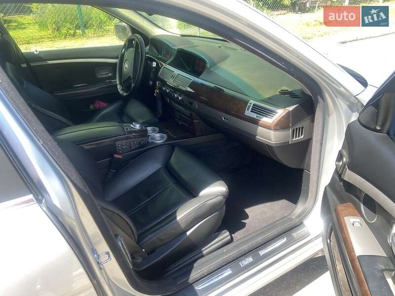 Седан BMW 7 Series 2003 в Нововолынске