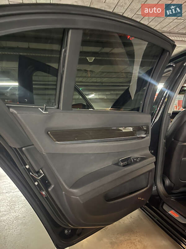 Седан BMW 7 Series 2015 в Львові