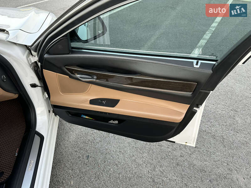 Седан BMW 7 Series 2011 в Львові