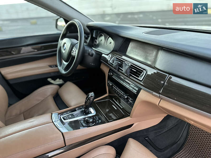 Седан BMW 7 Series 2011 в Львові