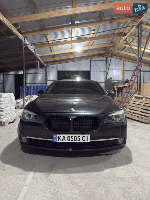 Седан BMW 7 Series 2011 в Братському