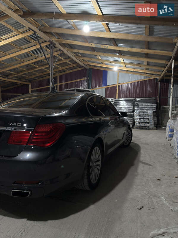 Седан BMW 7 Series 2011 в Братському