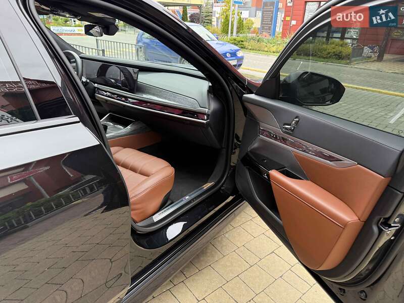 Седан BMW 7 Series 2024 в Львове