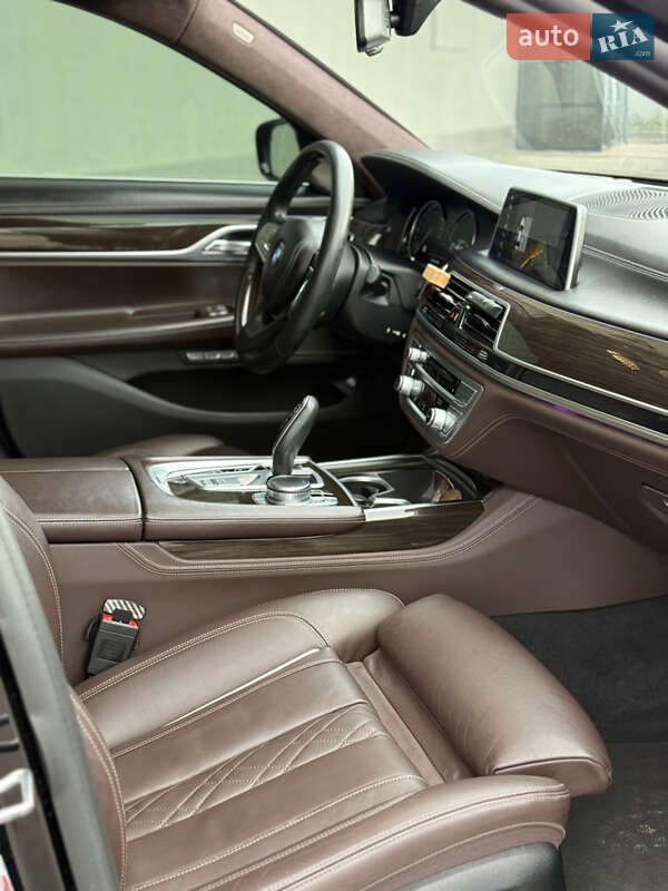 Седан BMW 7 Series 2017 в Львові