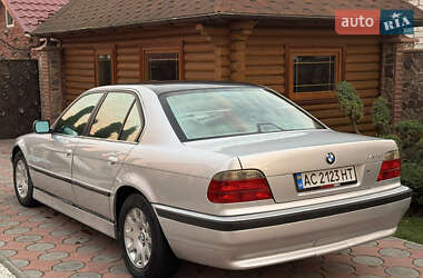 Седан BMW 7 Series 2001 в Вараше