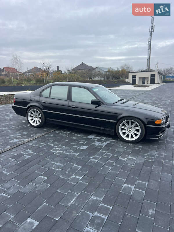 Седан BMW 7 Series 2000 в Новоселице