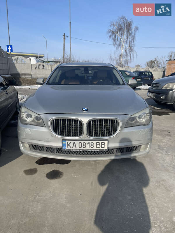 Седан BMW 7 Series 2010 в Дубровице