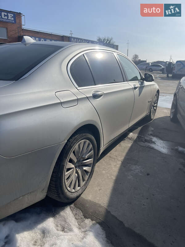 Седан BMW 7 Series 2010 в Дубровице