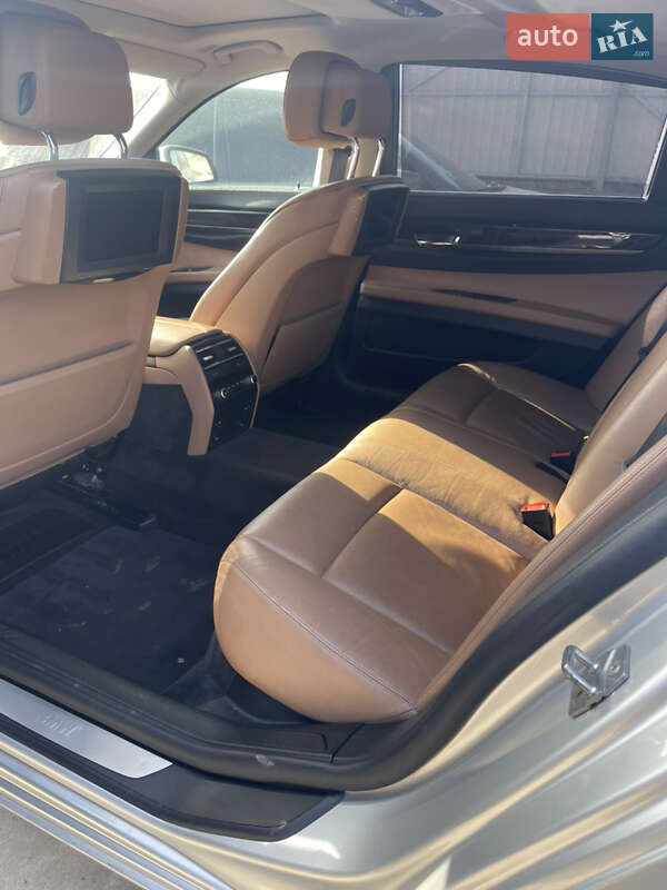 Седан BMW 7 Series 2010 в Дубровице