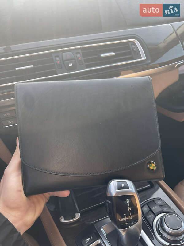 Седан BMW 7 Series 2010 в Дубровице