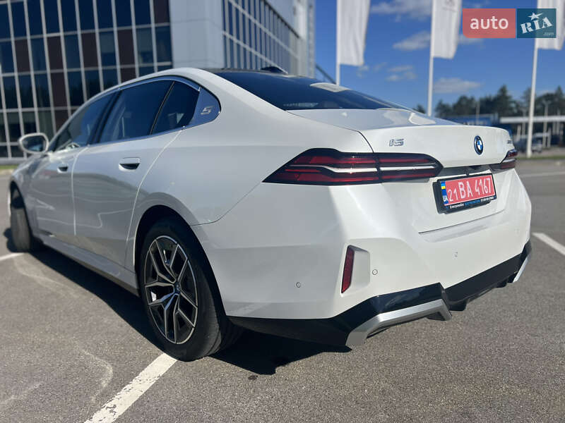 Седан BMW i5 2024 в Киеве