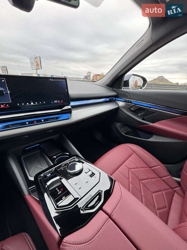 Седан BMW i5 2024 в Мукачевому