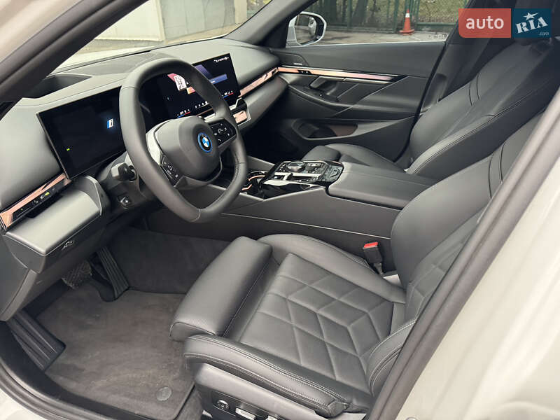 Седан BMW i5 2023 в Львове
