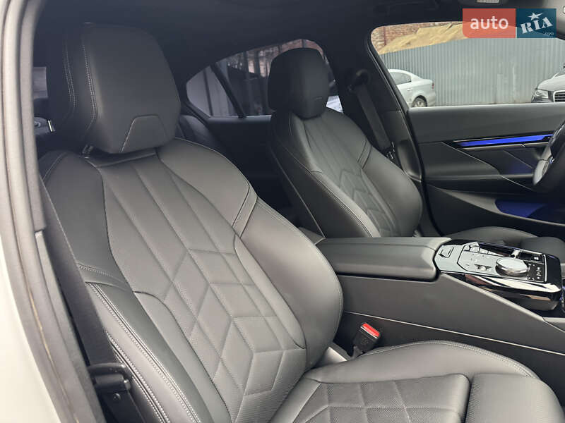 Седан BMW i5 2023 в Львове