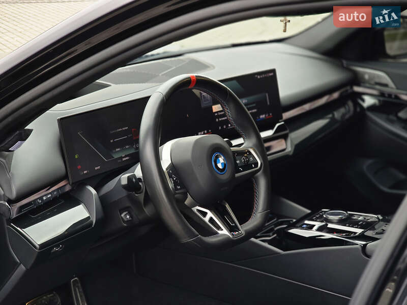 Седан BMW i5 2023 в Коломые