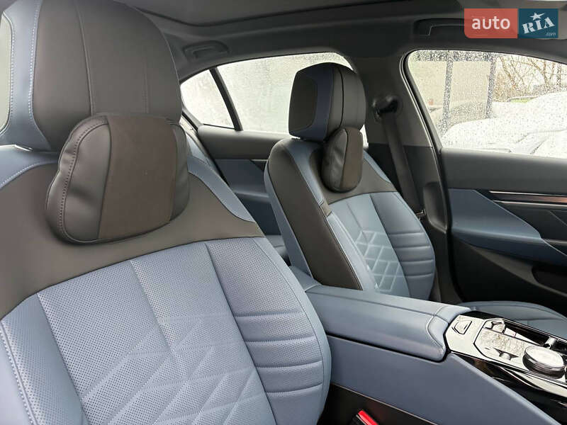 Седан BMW i5 2024 в Киеве