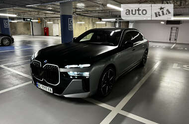 Седан BMW i7 2022 в Киеве