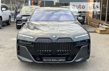 Седан BMW i7 2023 в Киеве