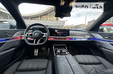 Седан BMW i7 2023 в Киеве